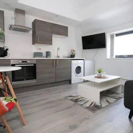 Luxury Redefined:Cardiff 1-Bed Apartment ภายนอก รูปภาพ