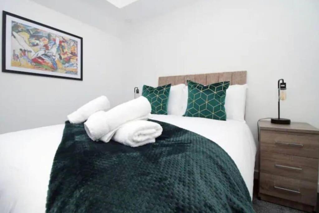 Luxury Redefined:Cardiff 1-Bed Apartment ภายนอก รูปภาพ