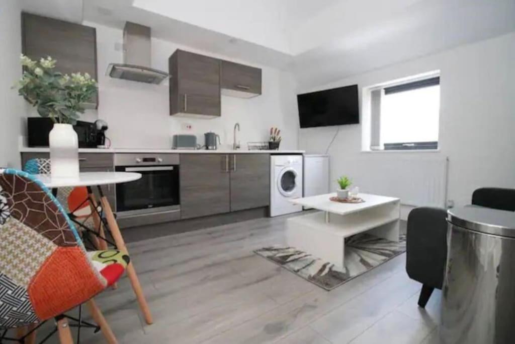 Luxury Redefined:Cardiff 1-Bed Apartment ภายนอก รูปภาพ