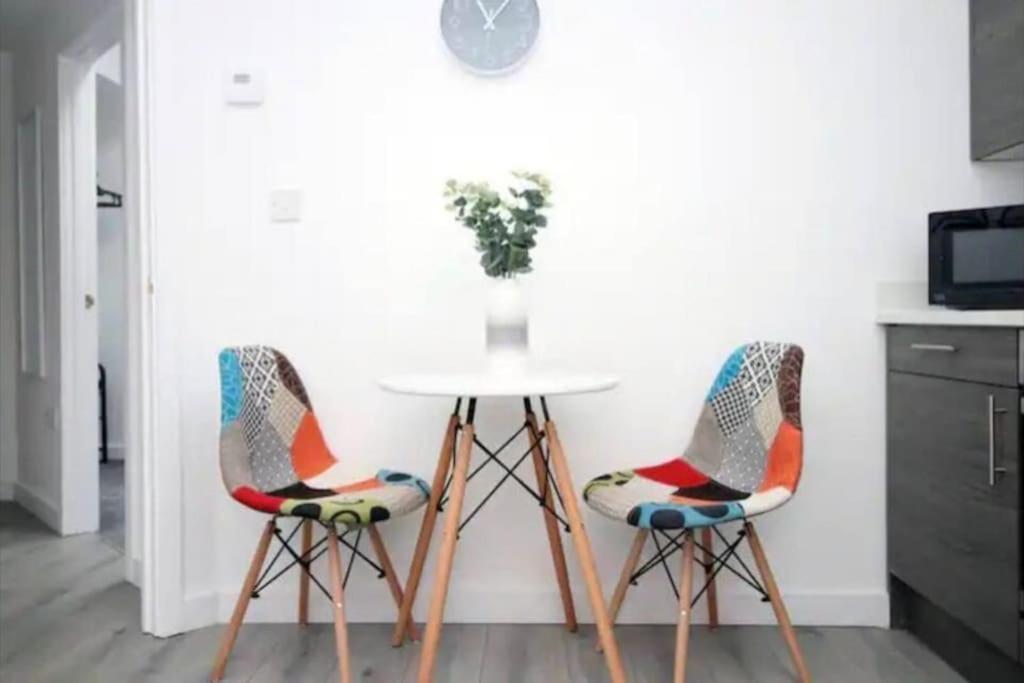 Luxury Redefined:Cardiff 1-Bed Apartment ภายนอก รูปภาพ