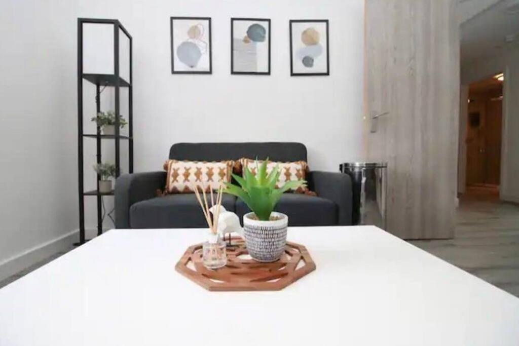 Luxury Redefined:Cardiff 1-Bed Apartment ภายนอก รูปภาพ