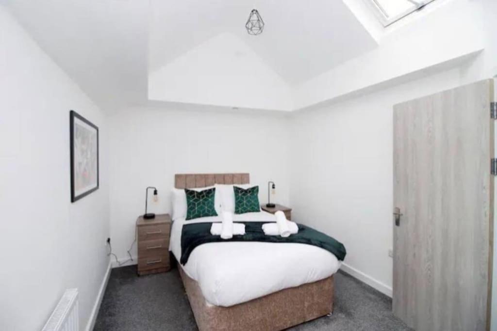 Luxury Redefined:Cardiff 1-Bed Apartment ภายนอก รูปภาพ