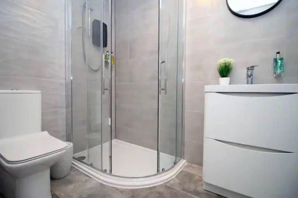 Luxury Redefined:Cardiff 1-Bed Apartment ภายนอก รูปภาพ