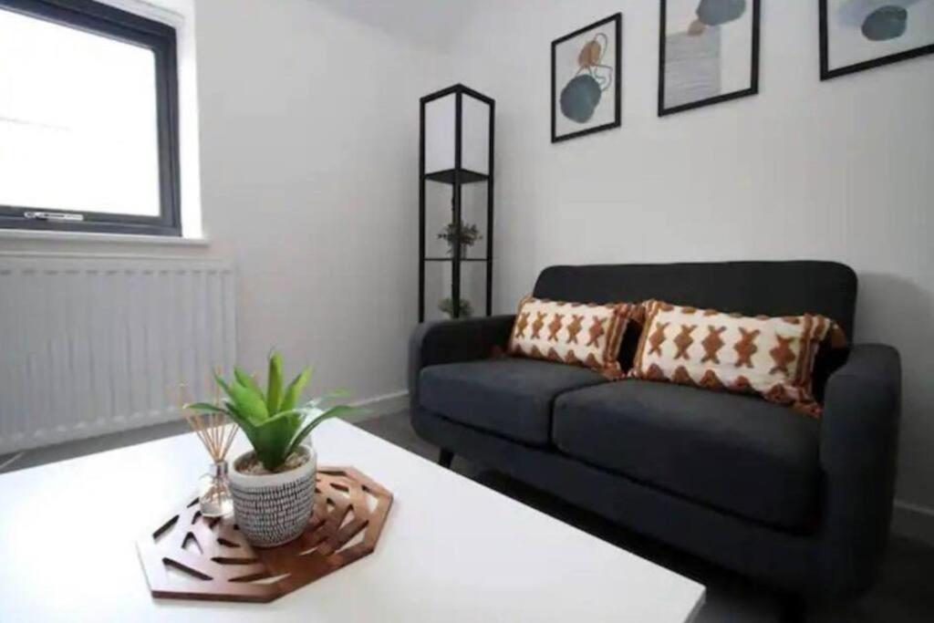 Luxury Redefined:Cardiff 1-Bed Apartment ภายนอก รูปภาพ